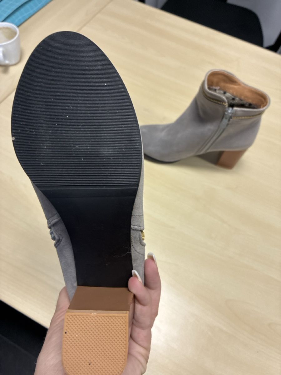 Scarpe da donna: Graue Wildleder Stiefeletten mit Absatz, Grösse 36 – Usato da Steckborn venduto da AleksandraL 2