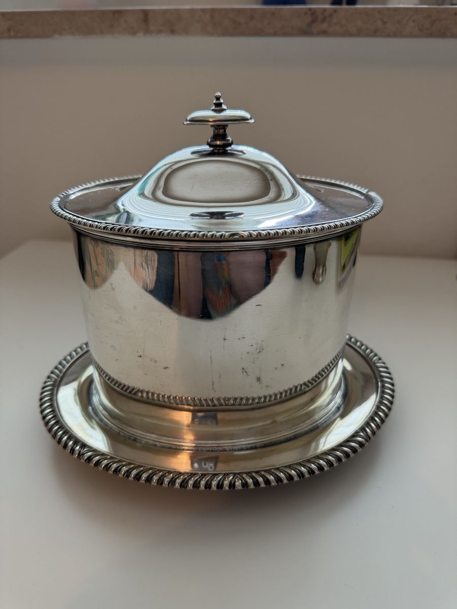 Set di piatti: Versilberte Keksdose aus den 1900er-Jahren. – Usato da Niederbipp venduto da yar_tf6f