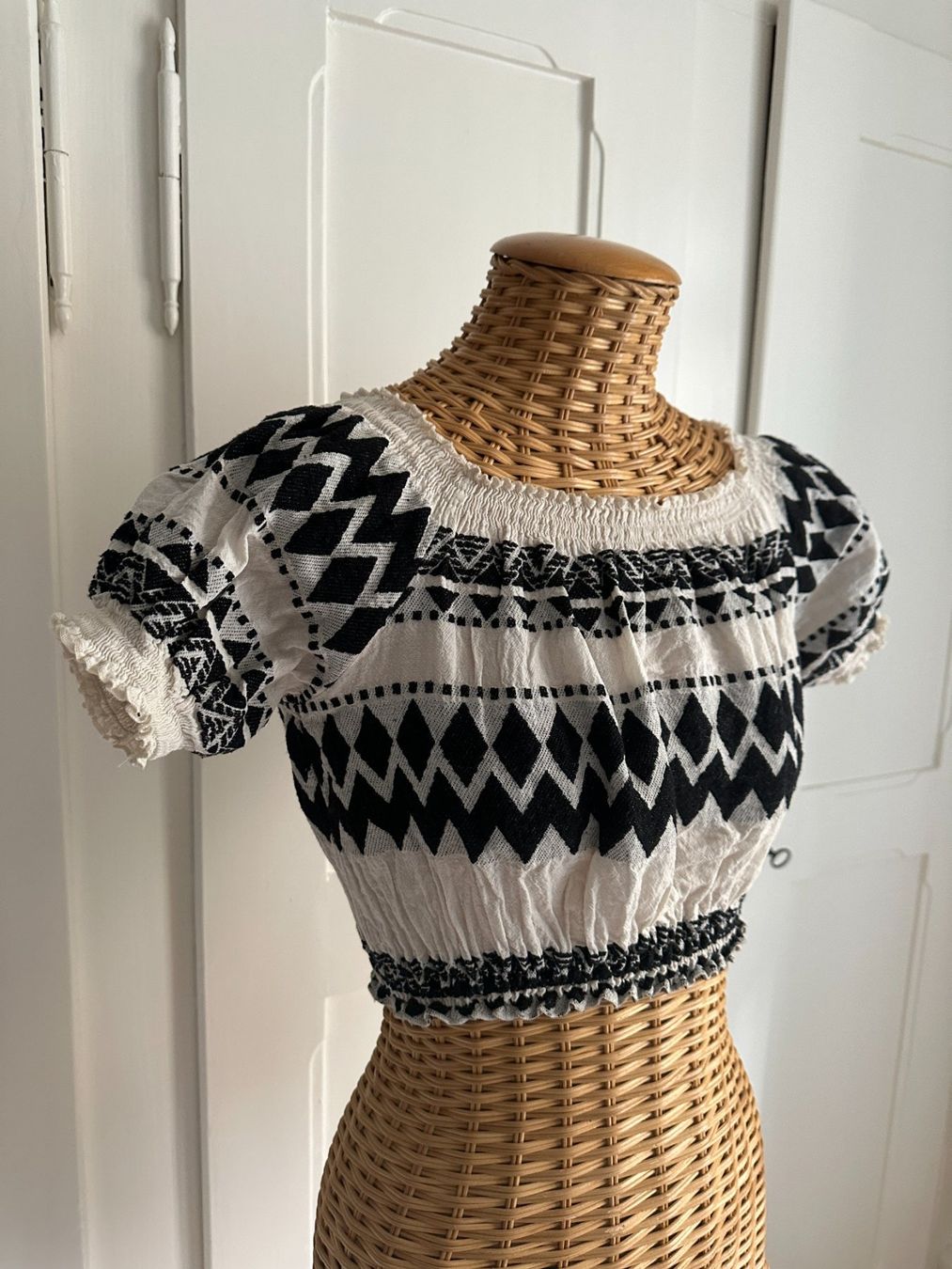 Top: THS - Cropped Top schwarz-weiss gemustert M/L – Usato da Zürich venduto da Diazaio 1