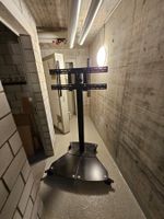 Mobiler TV-Ständer mit Rollen für Fernseher