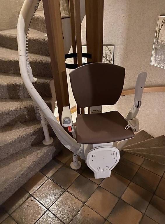 Attrezzature mediche: Treppenlift über 2 Stockwerke – Usato da Muri b. Bern venduto da Chrigubern