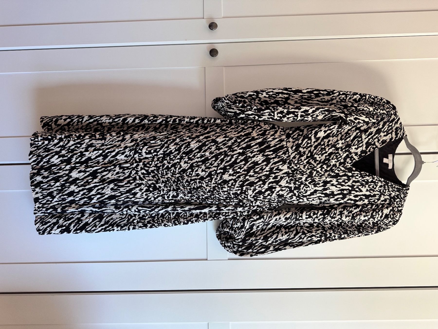 H&M Kleider: Gemustertes Midikleid. – Gebraucht aus Tägerwilen von wik_f6d9