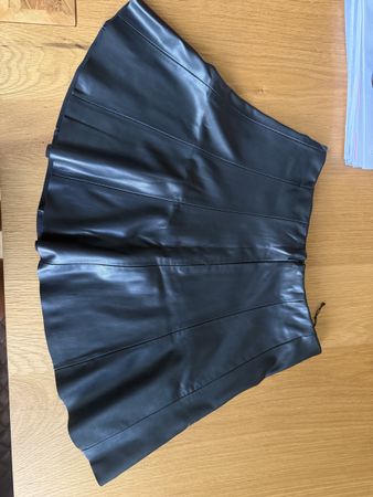 Schwarzer Leder-/Kunstlederrock – elegant & figurbetont