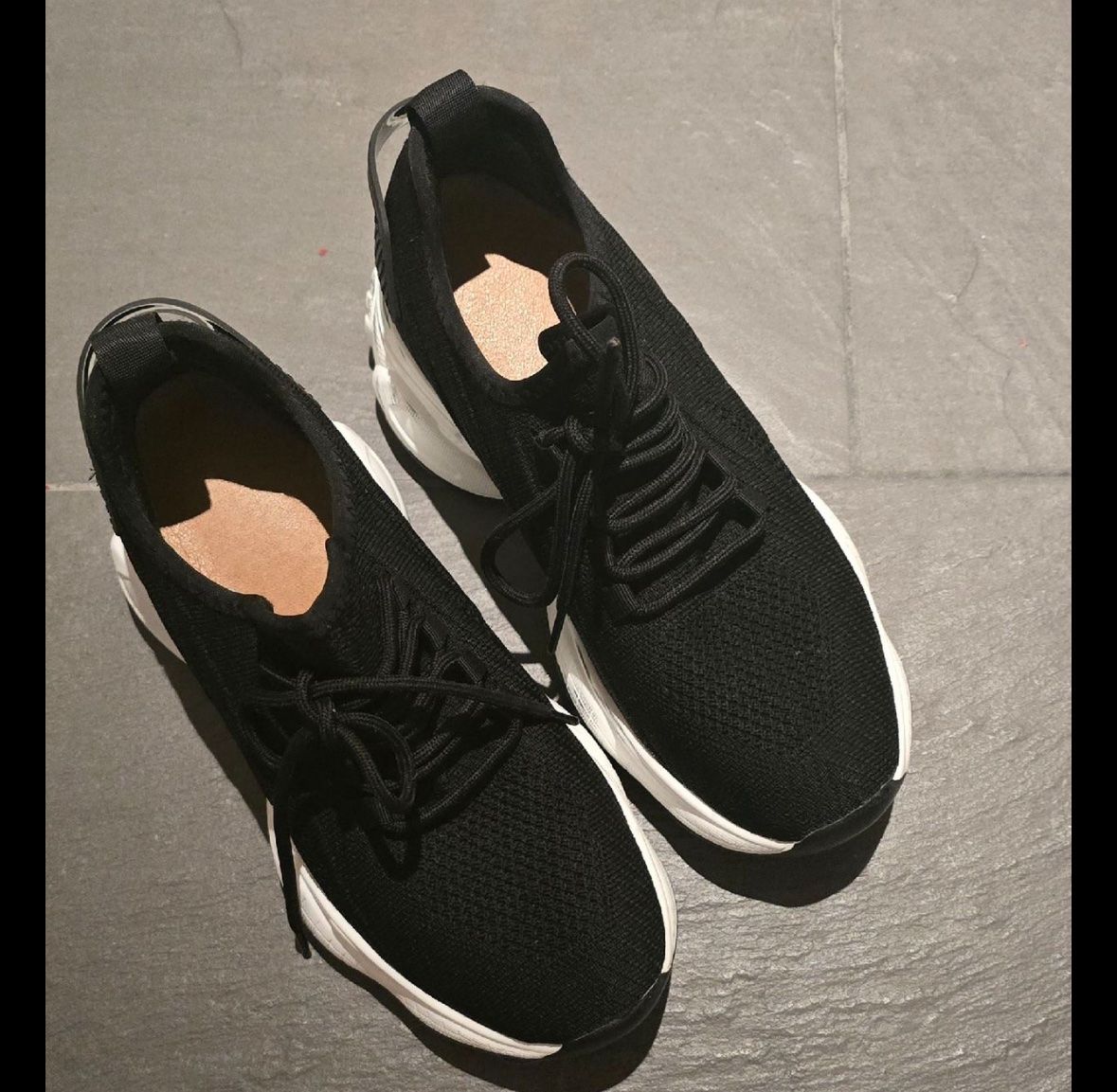 Scarpe da uomo: Chaussures sport noires et blanches - Taille 39 – Nuovo (secondo la descrizione) da Avry-sur-Matran venduto da Anarda 1