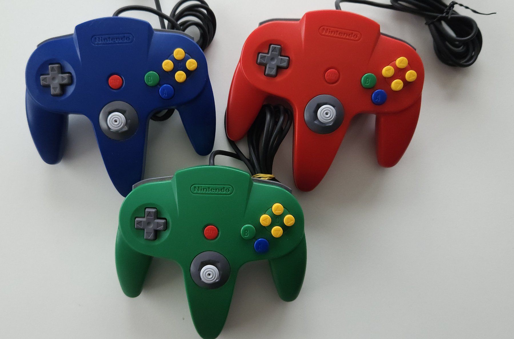 Nintendo Console: Konsole Nintendo 64 Ice Blue Funtastic + 3 Controllers – Usato da Autigny venduto da zel_gvl5 1