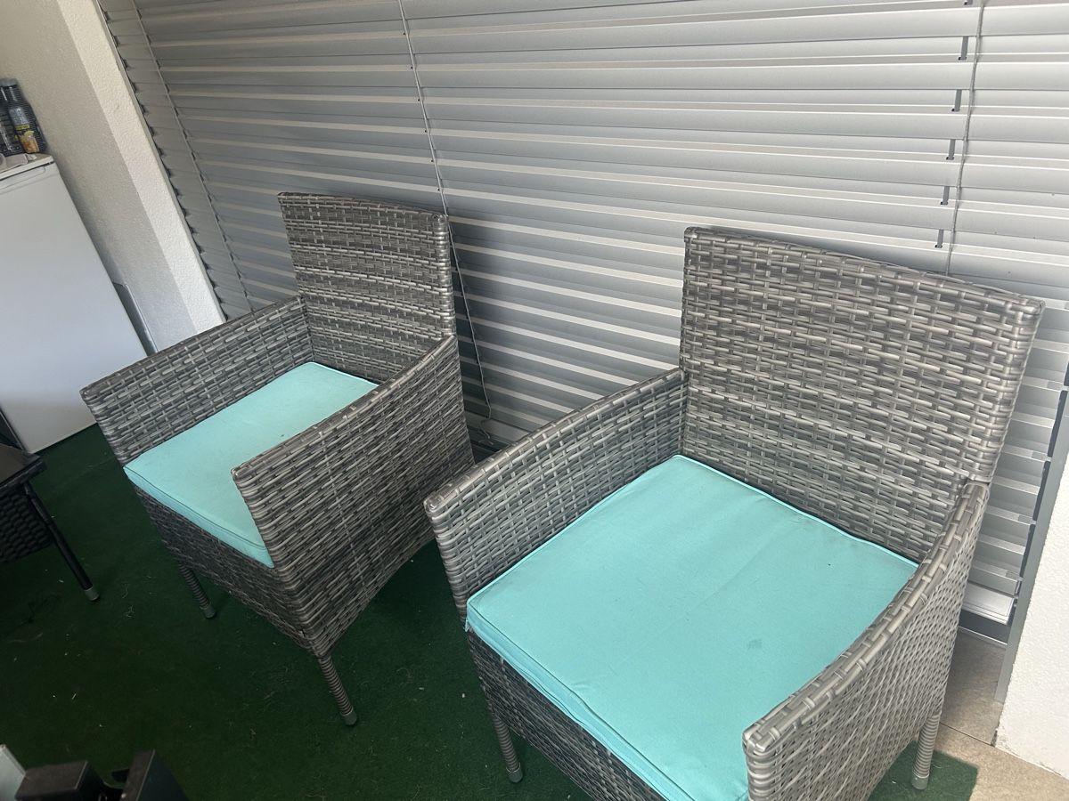 Set di tavolo e panche: Gartenmoebel Set Rattan Optik mit 2 Stuehlen und Tisch – Usato da Krauchthal venduto da jze_2vym 1