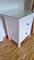 Kleines Nachtkästchen Weiss mit Glasplatte, 2 Schubladen, to