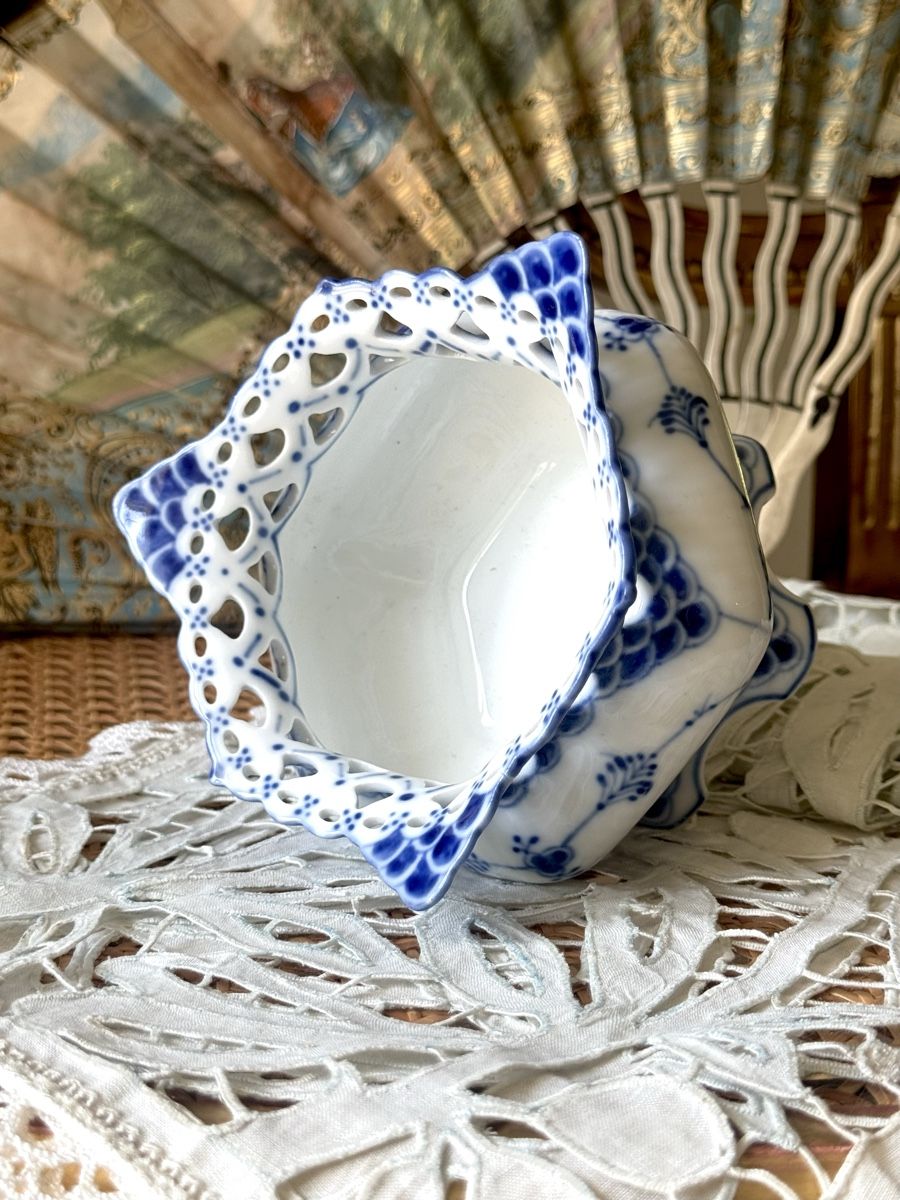 Royal Copenhagen Ciotole: Royal Copenhagen Blue Fluted full Lace cache pot – Usato da Courtaman venduto da sultan16 8