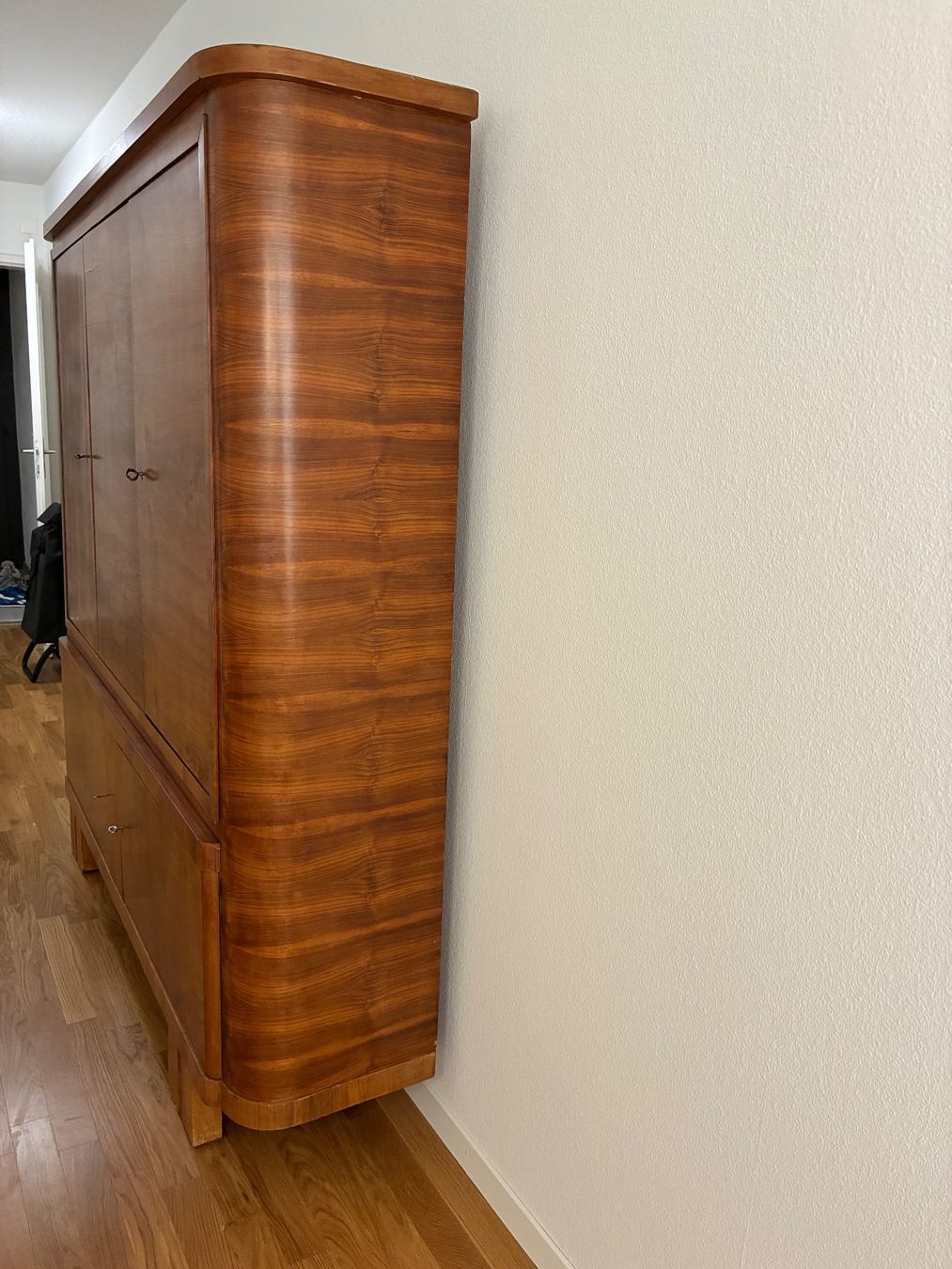Armoires: Buffetschrank Nussbaum furniert – D'occasion à Zürich par ZH-OERLIKON 1