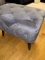 Grauer Pouf / Hocker aus Samt mit Knöpfen, Top Zustand