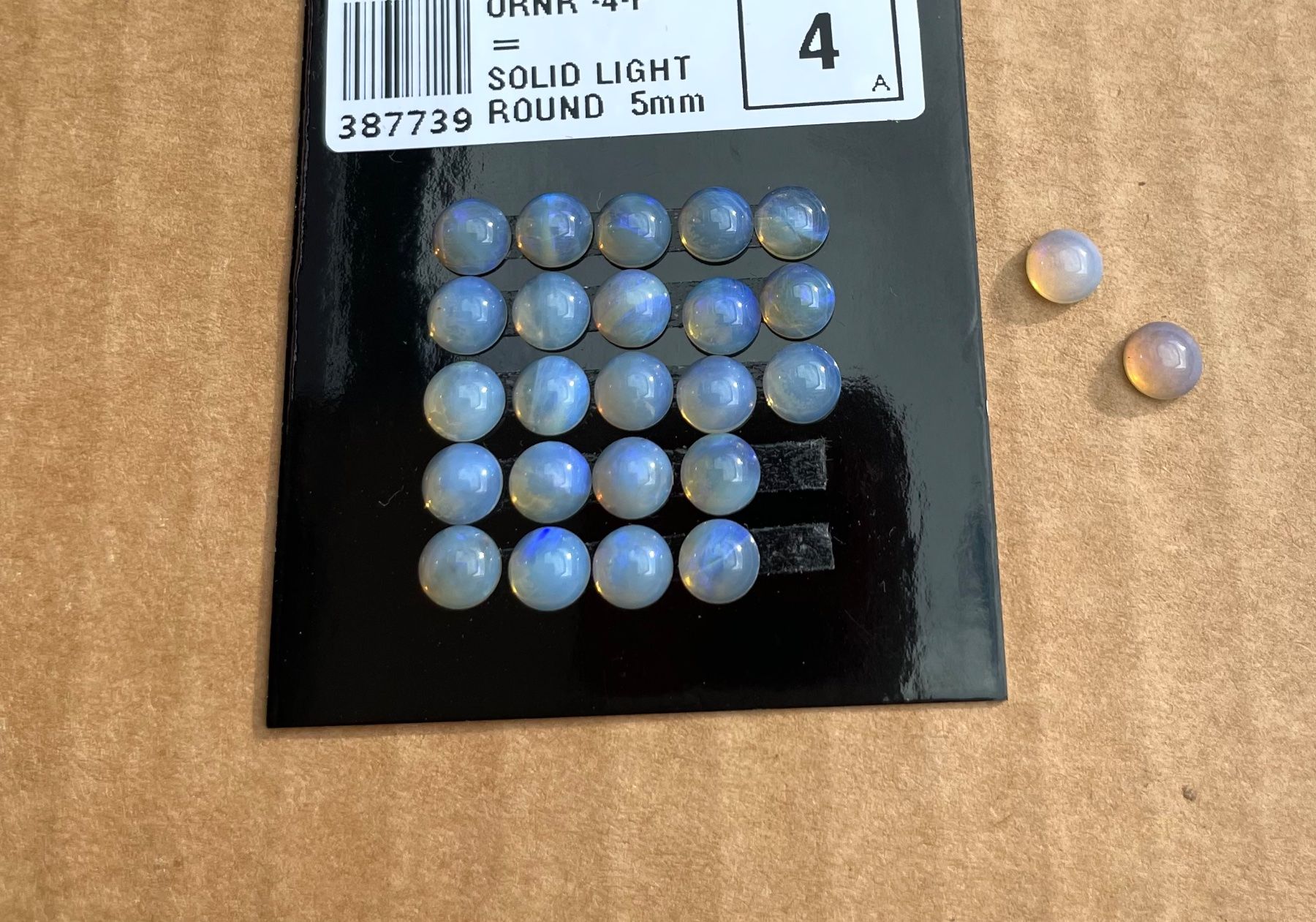 Fossili: 25  Stk  Cabochons Opal   rund 5mm   echt winzig neu   SET – Nuovo e nell'imballaggio originale da Leuggern venduto da gemshow 5