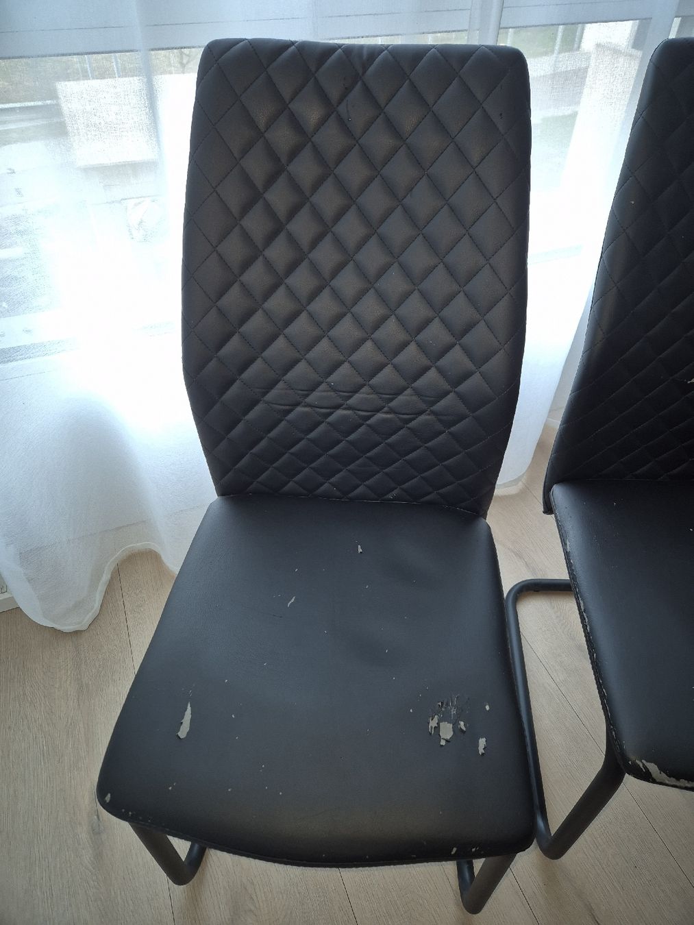 Stühle: 4 Stühle, schwarz, Kunstleder, Gebrauchsspuren. – Gebraucht aus Bürglen TG von Isa_x4 5