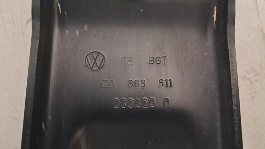 Volkswagen Tutti pezzi di ricambio auto: Abschleppöse (7E0803611) VW T5/T6 – Usato da Alpnach-Dorf venduto da Hess-Automobile 2