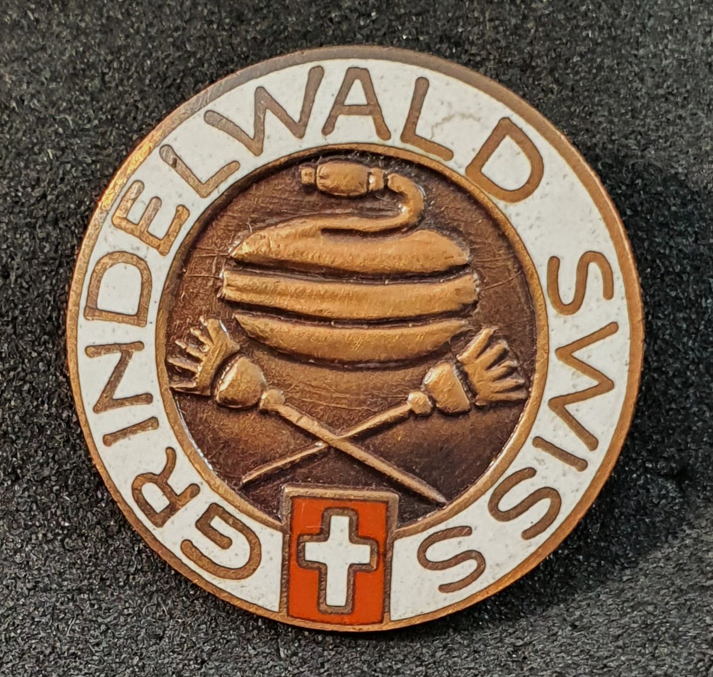 Plaketten & Abzeichen: GG074 - Brosche Curling Swiss Grindelwald – Gebraucht aus Reinach BL von Boston-Verkauf