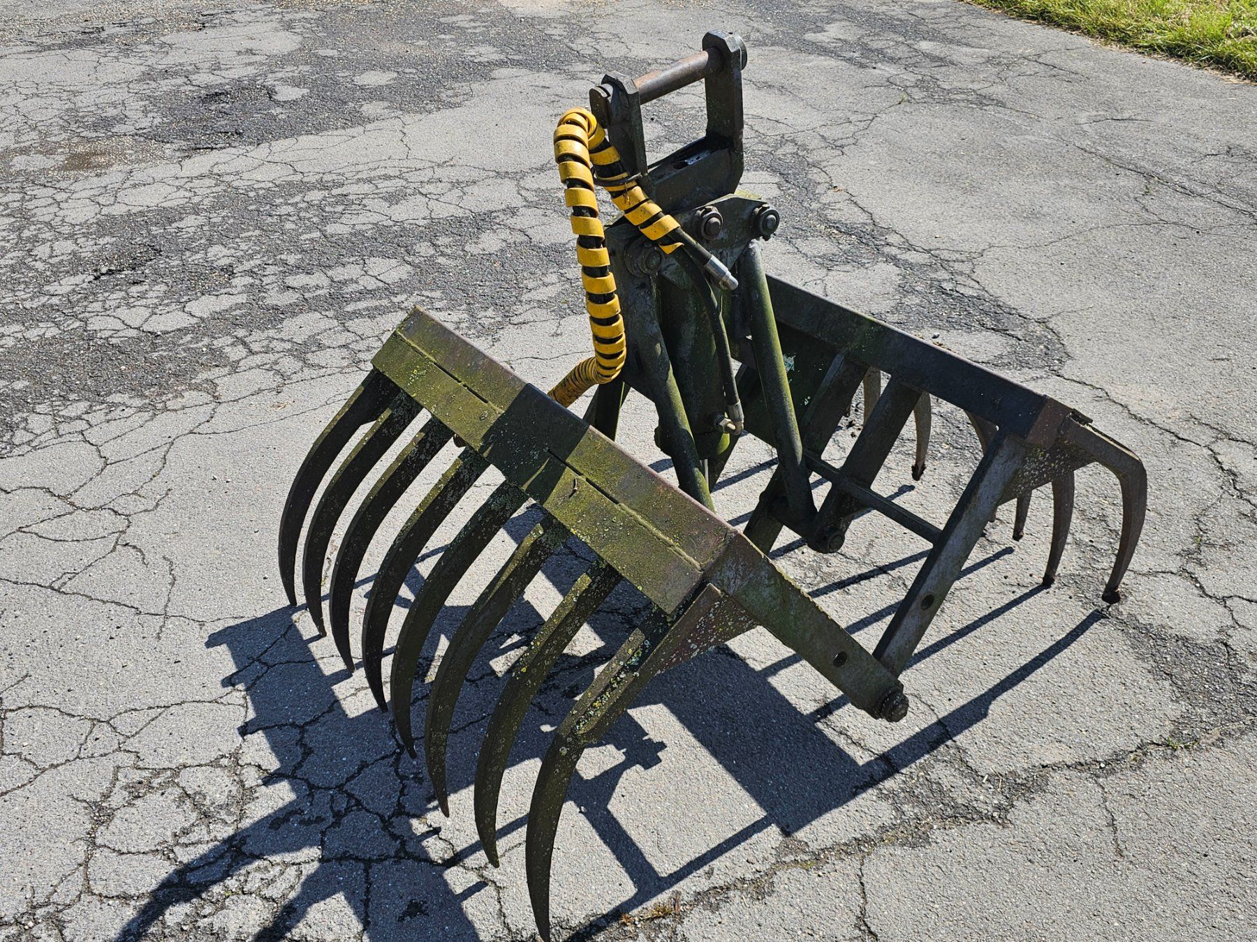 Gru: fourche a fumier hydraulique – Usato da Yvonand venduto da Li_poch 4