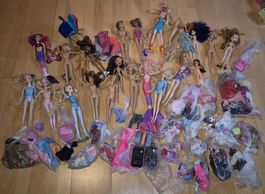 Barbie Sammlung mit viel Kleidern und Zubehör