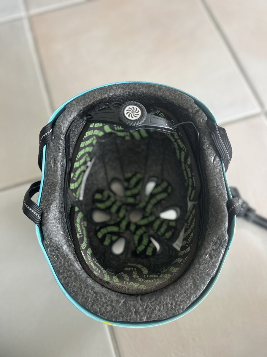 Casques: Velohelm blau mit Blumenmuster – D'occasion à Freienstein par CoLeVo 2