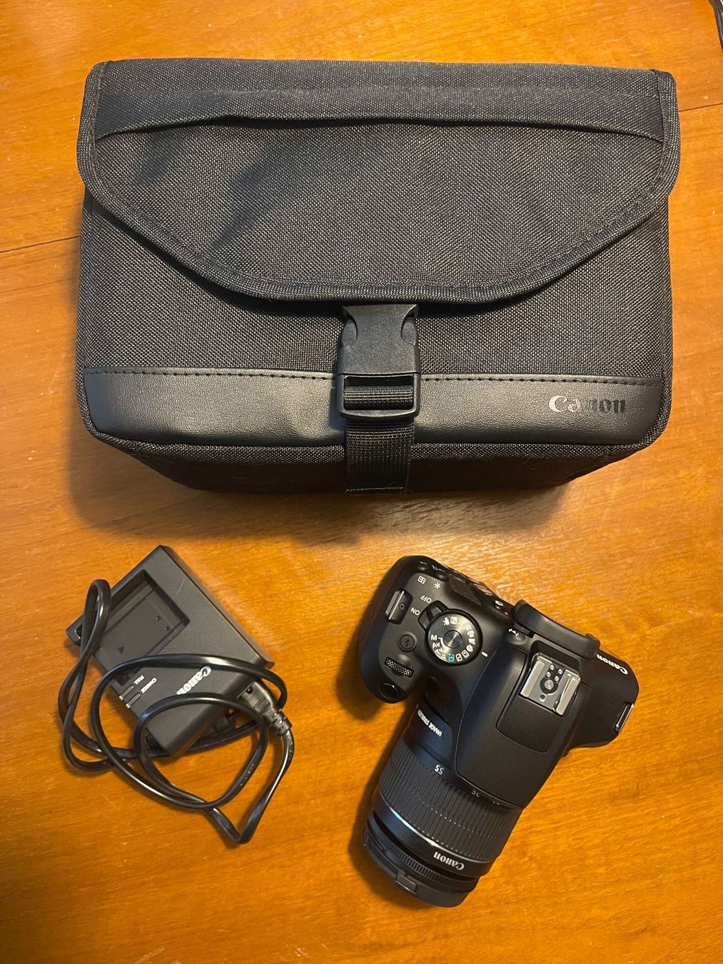 Canon Fotocamera: Canon EOS 2000D (Kit) mit Objektiv und Tasche – Usato da Luzern venduto da mic_7nlp 2