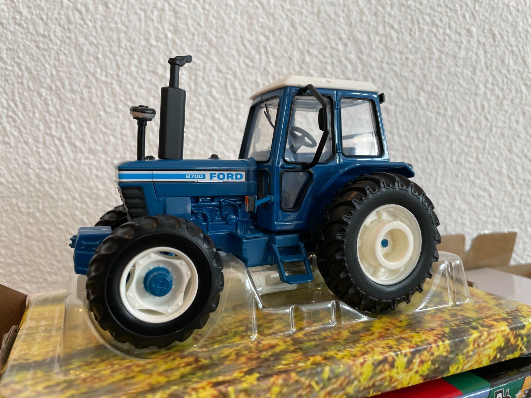 Ford Trattori: Britains Ford 8700 – Nuovo e nell'imballaggio originale da Kreuzlingen venduto da Stefan1150