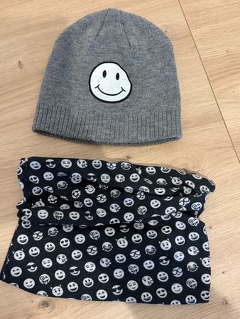 Ensemble hiver: bonnet gris smiley et tour de cou 😊