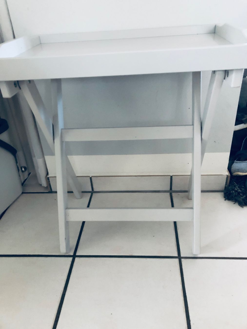 Ikea Tavoli: Schöner, kleiner, hellgrauer Klapptisch mit Tablett. – Usato da Arlesheim venduto da leyRum4.5 1
