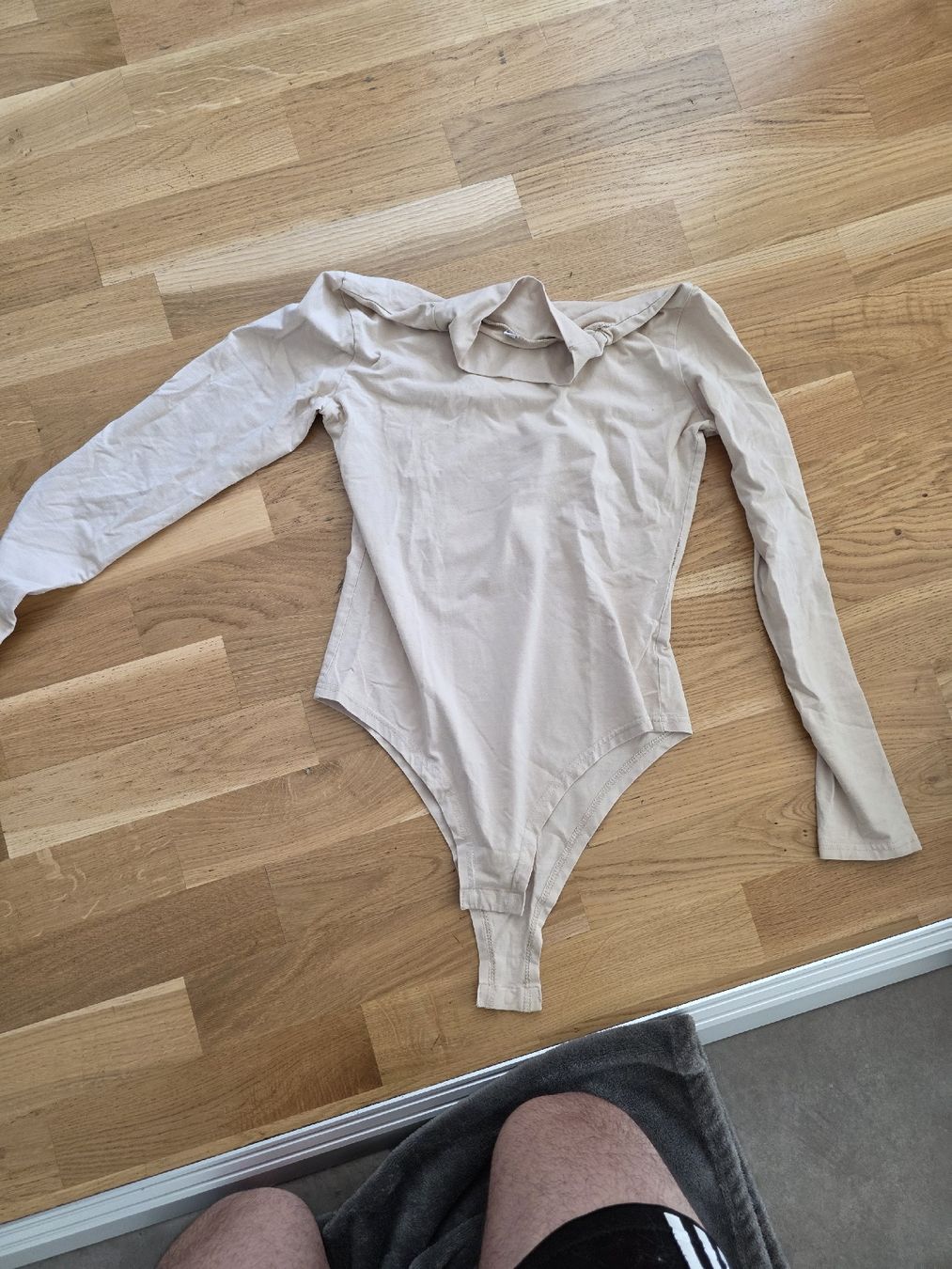 Top: Body beige Langarm Groesse M – Usato da Lommiswil venduto da Christian.Laslo