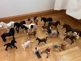 Schleichpferde x 18, Reiter, Sättel und Tierärztin
