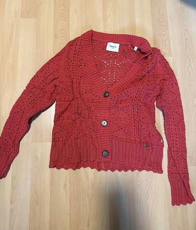 Roter Strick-Cardigan