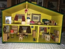 Maison de poupée verte et jaune