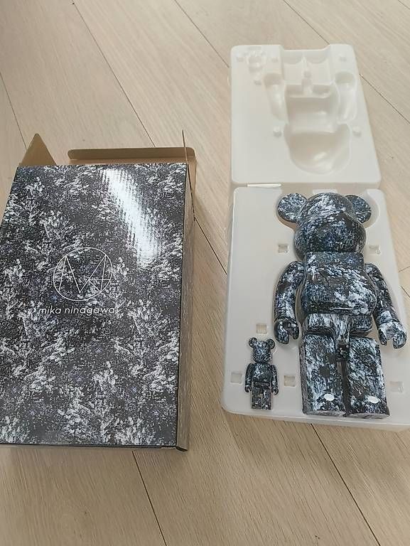 Figuren: Bearbrick Mika Ninagawa Yosakura 100% & 400% Set – Gebraucht aus Luzern von Pokepas 2