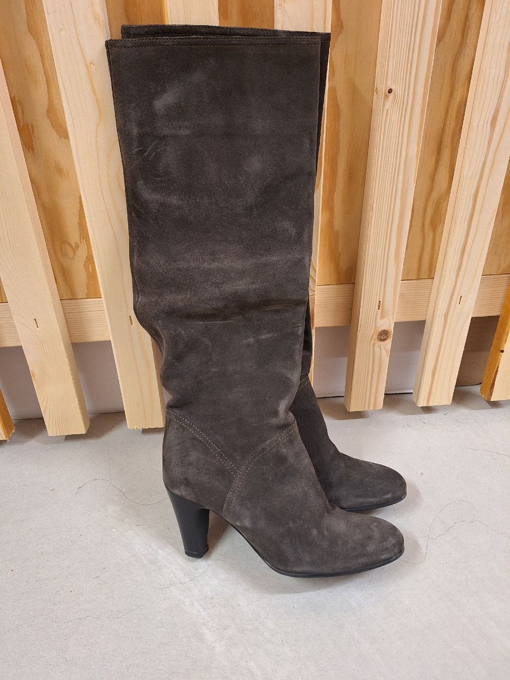 Scarpe da donna: Suede boots – Usato da Cham venduto da Drukkerij