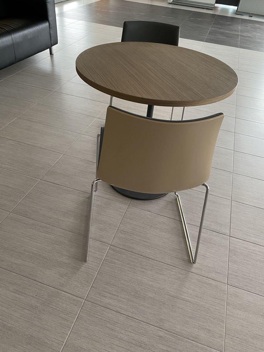 Set di tavolo e panche: Tisch und zwei Stühle von Arper – Usato da Hägglingen venduto da Karin0802 3