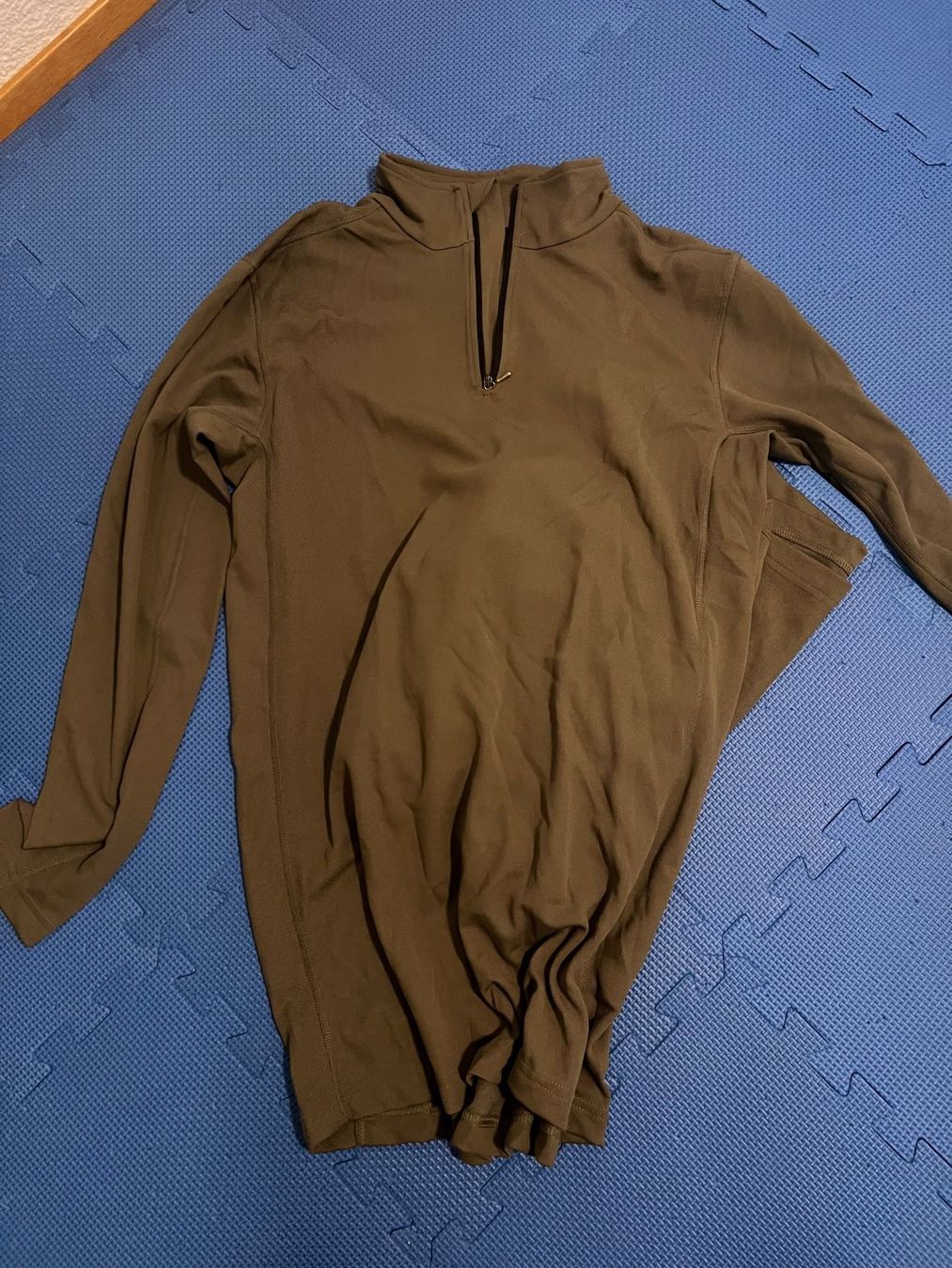 Schweizer Armee Uniformen: 2x Gnägi, Rollshirt, Polyester Schweizer Militär, Grösse L – Gebraucht aus Gossau SG von schlitzerdemon 3