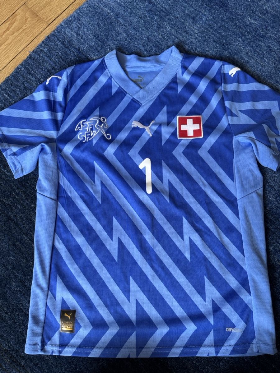Schweizer Nati Scarpe, pantaloni & magliette da ginnastica: Schweizer Nati Trikot 152 Sommer – Usato da Liebefeld venduto da nurseli