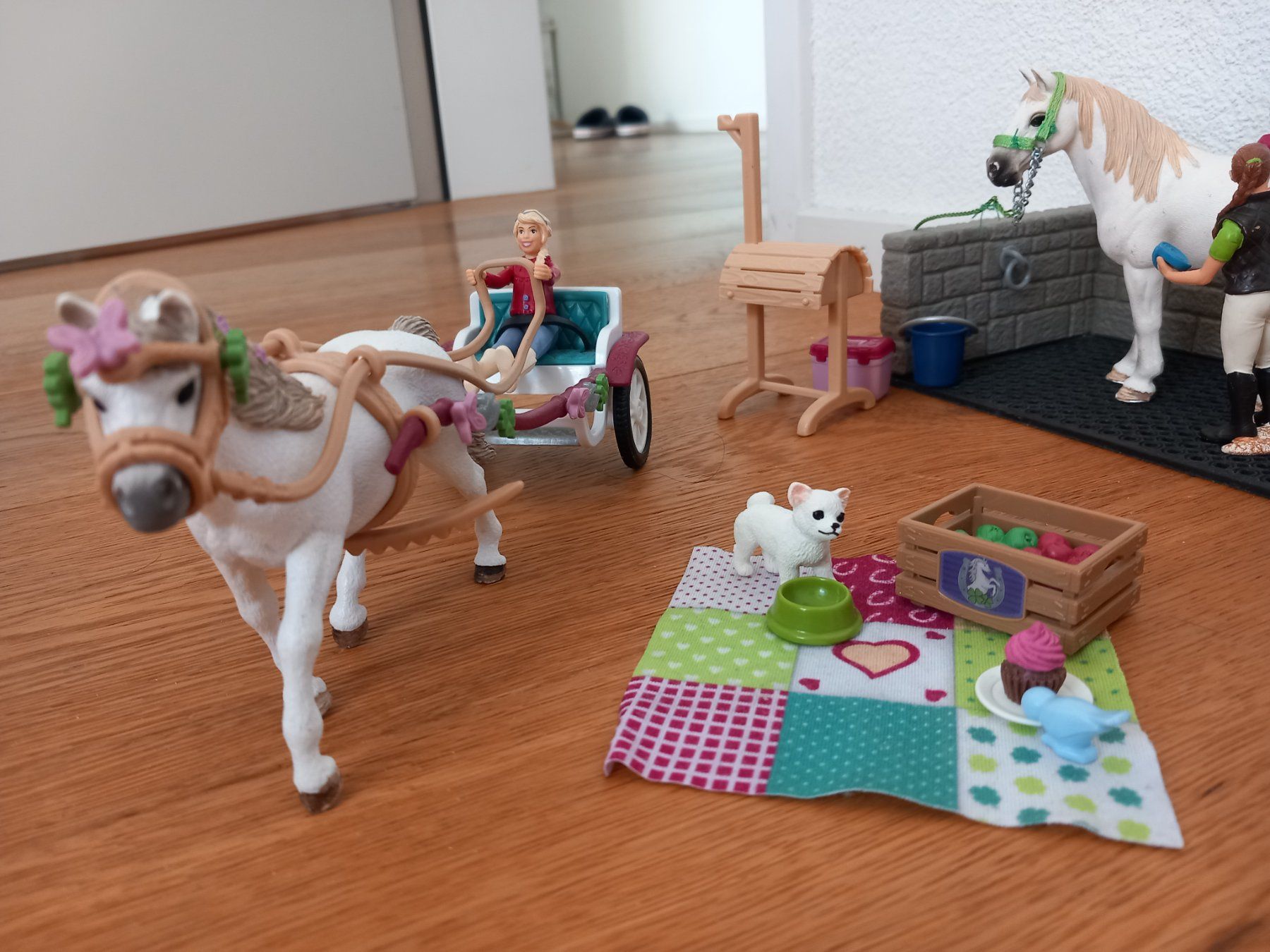 Schleich Spielzeuge: SCHLEICH Stall und Picknick-Konvolut – Gebraucht aus Unterengstringen von Nincraft 3