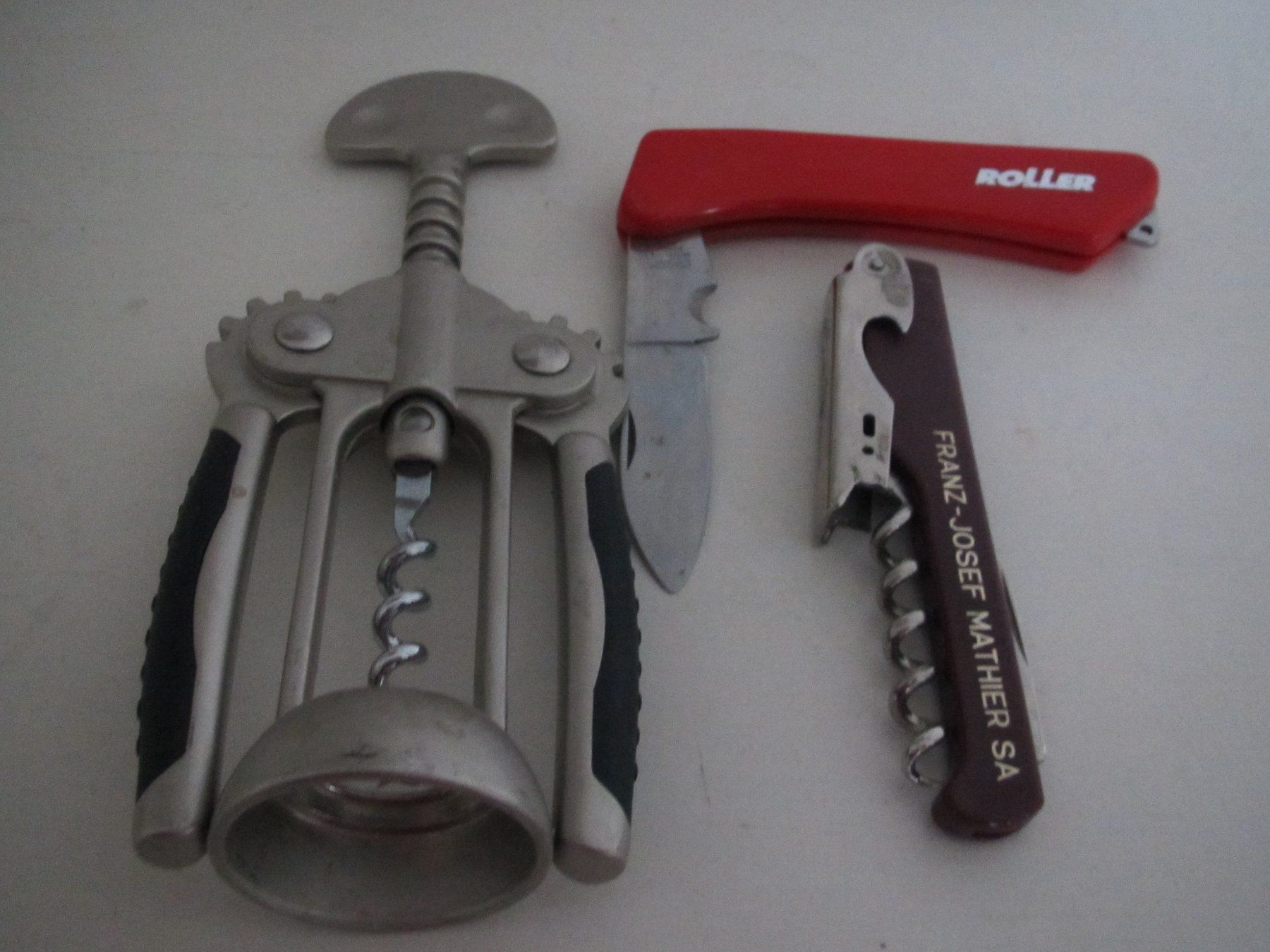 Apribottiglie & Tappi per chiusura: 2 TIRE - BOUCHON 1 COUTEAU – Usato da Murten venduto da Selliot