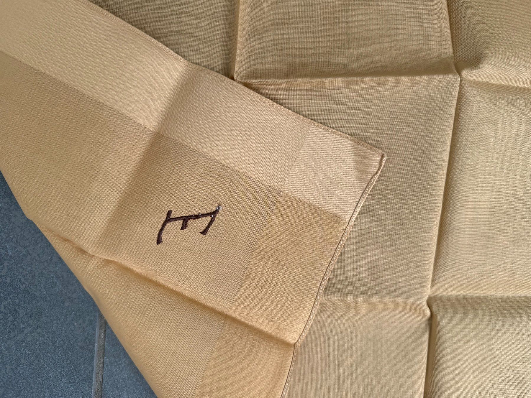 Sonstige Kleidung & Accessoires: Taschentuch  monogrammiert E   neuwertig – Gebraucht aus Subingen von Etageren 2