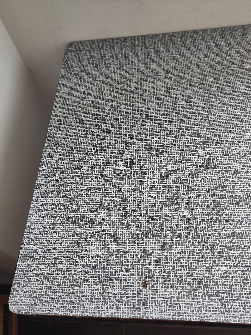 Tische: Retro Tisch mit Schublade, grau gemustert – Gebraucht aus Derendingen von Biberister 6