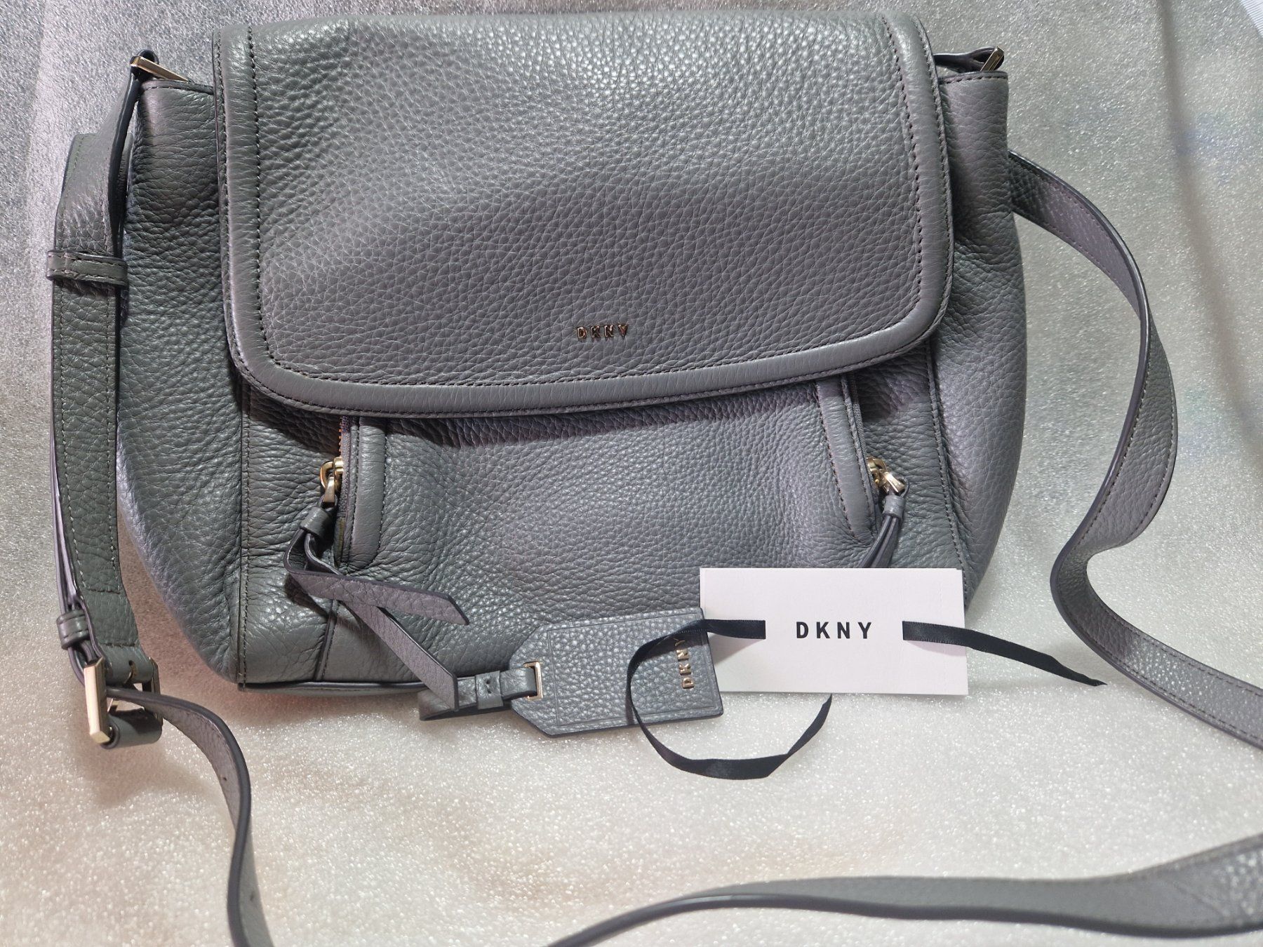 DKNY Taschen für Damen: Umhängetasche DKNY Leder grau – Gebraucht aus Winterthur von Sadega