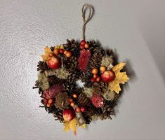 Herbstkranz mit Zapfen und Beeren Dekorationsartikel