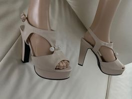 Extravaganter edler Damenpumps mit Ziersteinen, beige, Gr.39
