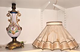Antik Porzellan Tischlampe Handbemalt, Mädchen Blumenpflücke
