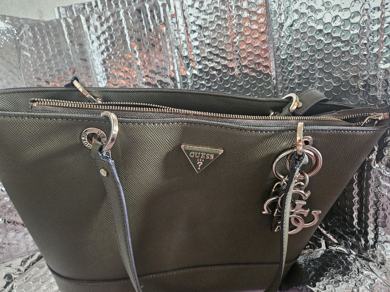 Guess Taschen für Damen: Grüne Guess Handtasche  – Gebraucht aus Zürich von mel_n6nj