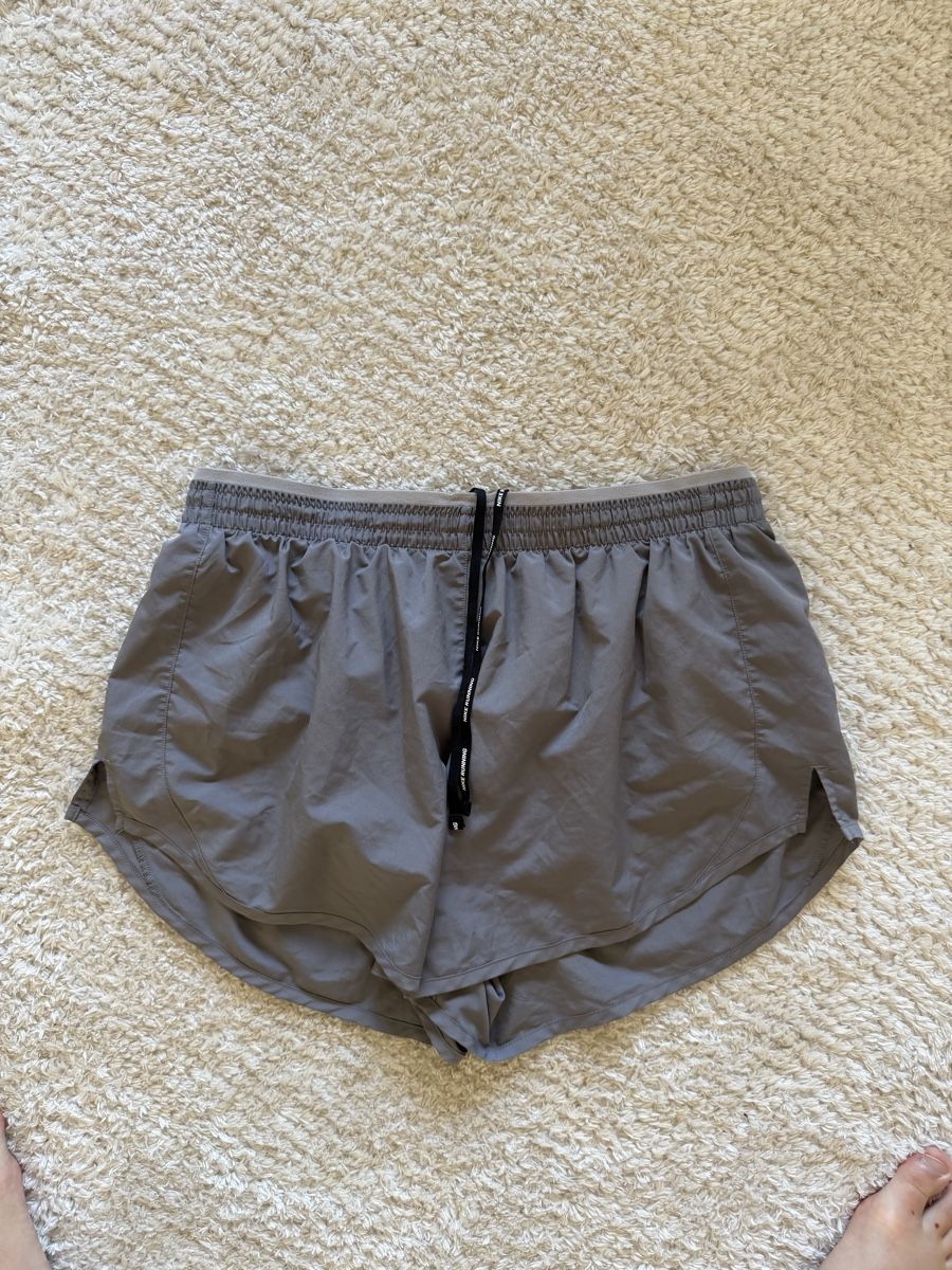 Nike Hosen: Shorts de course Nike Dri-Fit gris   – Neu (gemäss Beschreibung) aus Genève von car_cq69