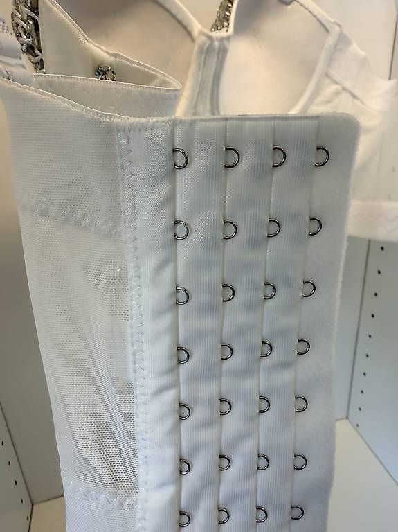 Top: Bustier blanc orné de strass  Taille S  État neuf – Nuovo (secondo la descrizione) da Biel/Bienne venduto da secondstore 7