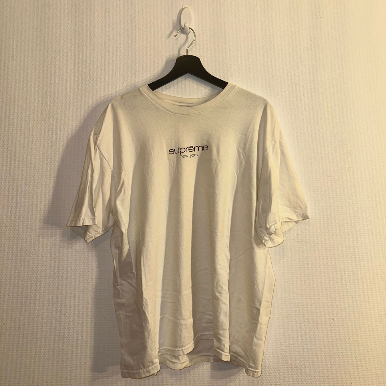 Supreme T-shirt: Supreme Tee White – Nuovo (secondo la descrizione) da Bern venduto da gia_jqj7