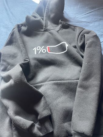 Schwarzer Hoodie mit Batterie-Motiv – S