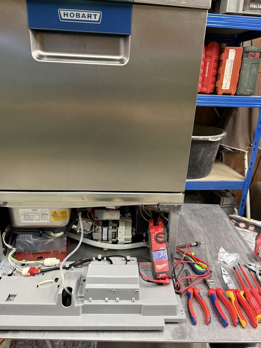 Machines à laver la vaisselle: Hobart Gewerbespühlmaschine – D'occasion à Malans GR par sil_yyy2 2