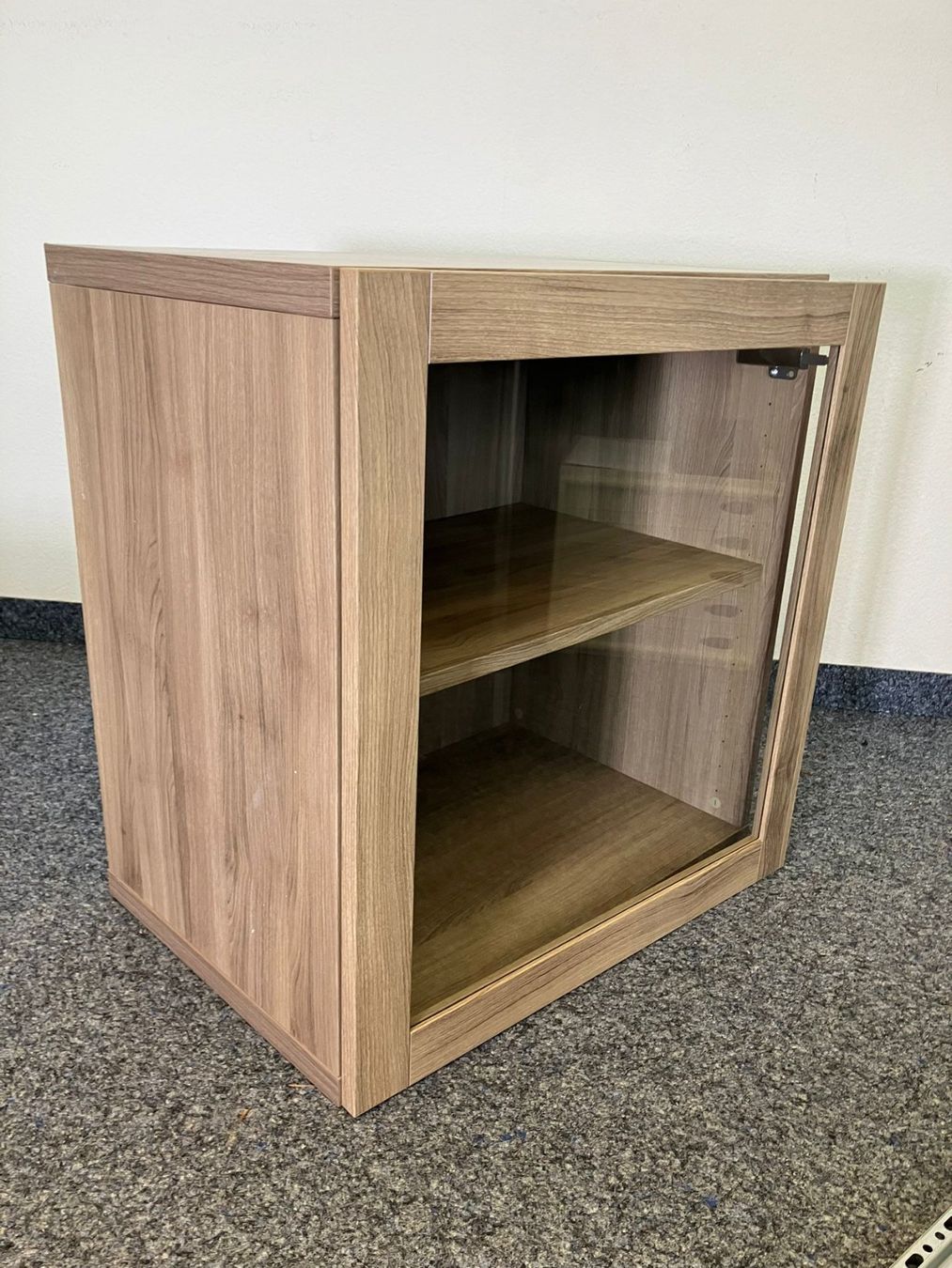 Vitrinen: Hängevitrine mit Glastür. – Gebraucht aus Brüttisellen von VideoGang 3