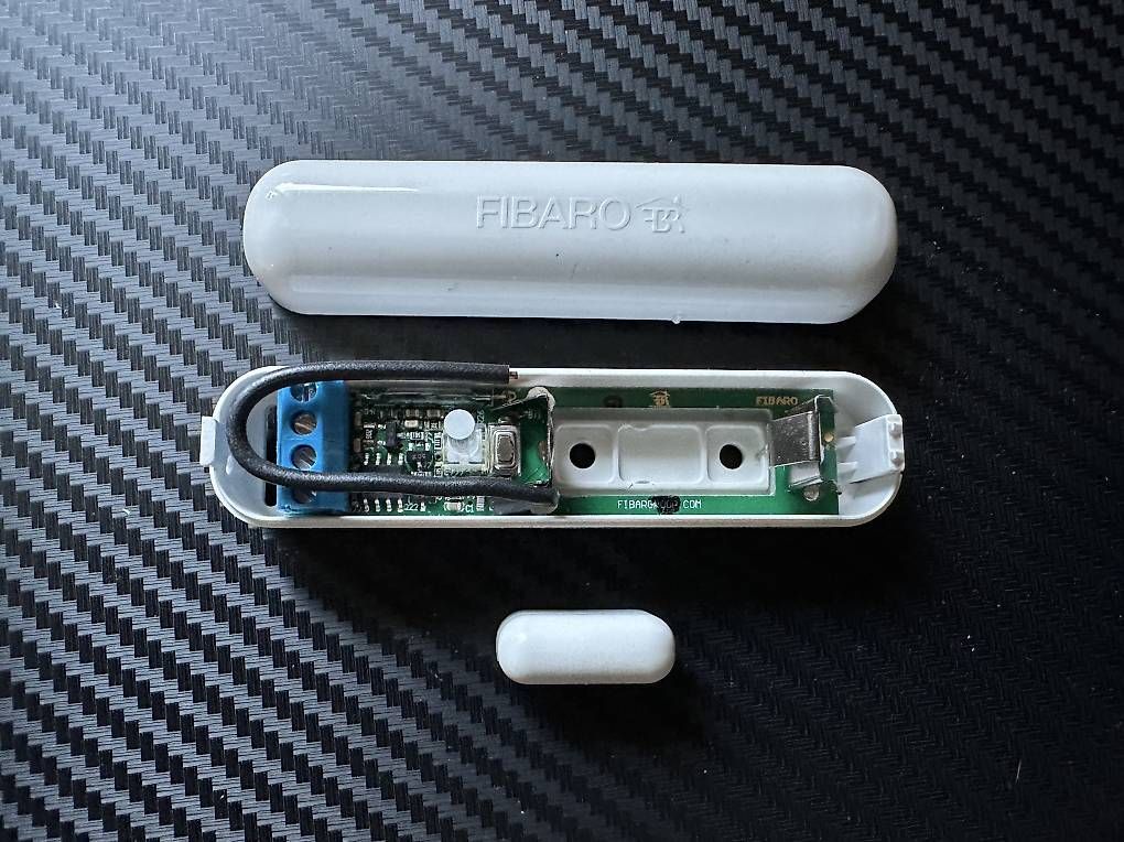 Fibaro Sistemi d'allarme: Fibaro Tür-/Fenstersensor FGK-10X – Usato da Läufelfingen venduto da BLbeZH